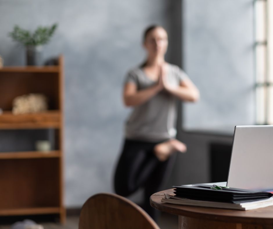 Eenvoudige yoga-oefeningen om thuis of op je werk te resetten - KernGezond